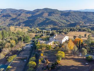 Country house in Arbúcies. Gran finca rústica con 71 hectáreas de terreno y una masía total