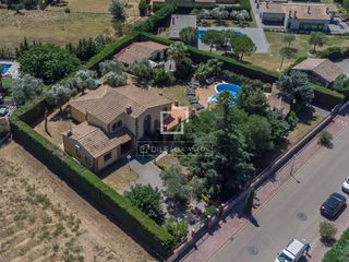 Chalet in Peralada. Casa  villa en excelentes condiciones de 5 dormitorios en venta