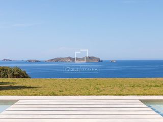 Xalet a Cala Vedella-Cala Tarida. Casa  villa en excelentes condiciones de 4 dormitorios en venta