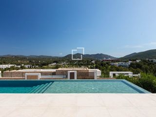 Chalet à Roca Llisa. Villa de obra nueva de 4 dormitorios con espacio exterior de 245