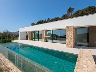 Chalet in Roca Llisa. Villa de obra nueva de 4 dormitorios con espacio exterior de 245