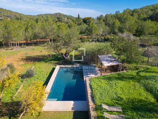 Chalet in Santa Eulària des Riu. Casa  villa de 7 dormitorios en venta en santa eulalia, islas ba
