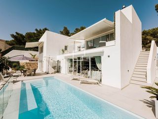 Chalet en Sant Antoni de Portmany. Moderna villa de 4 dormitorios con vistas panorámicas al mar y p