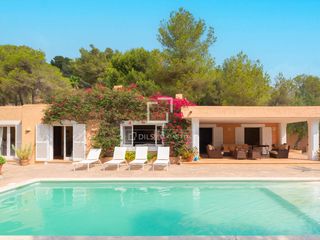 Xalet a Sant Josep. Casa  villa de 5 dormitorios en venta en san josé, islas baleare