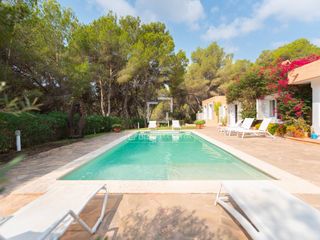 Chalet à Sant Josep. Casa  villa de 5 dormitorios en venta en san josé, islas baleare