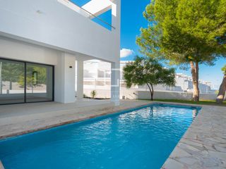 Chalet à Sant Agustí-Cala de Bou. Impresionante villa de obra nueva con piscina privada en venta e