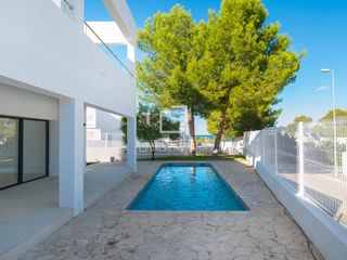 Xalet a Sant Agustí-Cala de Bou. Impresionante villa de obra nueva con piscina privada en venta e