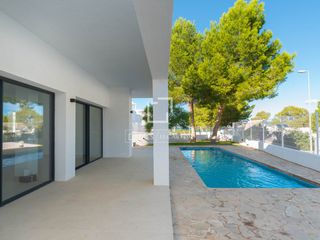 Chalet en Sant Agustí-Cala de Bou. Impresionante villa reformada con piscina privada en venta en sa