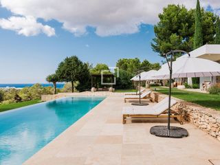 Xalet a Sant Antoni de Portmany. Casa  villa en excelentes condiciones de 5 dormitorios en venta
