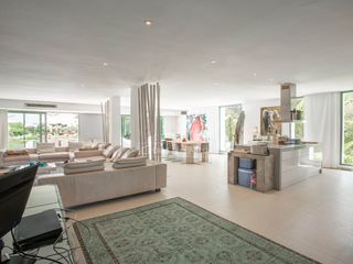 Chalet in Cap Martinet. Preciosa villa de obra nueva con 10 dormitorios, vistas al mar y
