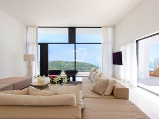 Chalet in Roca Llisa. Casa  villa en excelentes condiciones de 5 dormitorios en venta