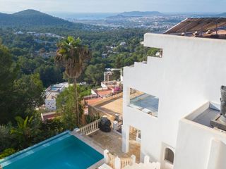 Chalet in Can Furnet. Villa de 4 dormitorios con espectaculares vistas a dalt vila en