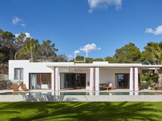 Xalet a Es Cubells. Casa  villa en excelentes condiciones de 5 dormitorios en venta