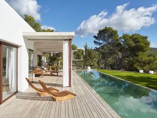 Chalet à Es Cubells. Casa  villa en excelentes condiciones de 5 dormitorios en venta