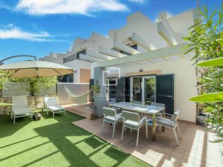 Xalet a Cala Vedella-Cala Tarida. Preciosa casa de 3 habitaciones, 2 baños y jardín situada a 5 mi