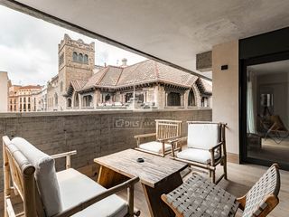 Pis a Gòtic. Piso de 3 dormitorios exteriores con 27m terraza en venta en gót