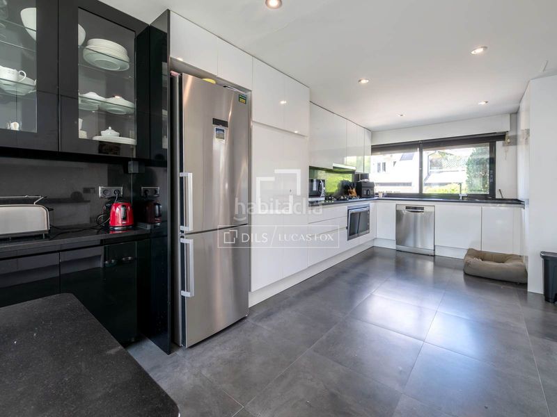 Foto 1261c6ba-5a60-4416-8433-f913a7fb5f39. Xalet amb calefacció aparcament piscina a el soto de La Moraleja La Moraleja
