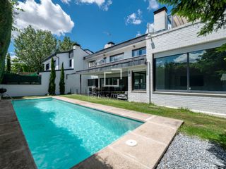 Chalet in El Soto de la Moraleja. Exclusiva vivienda pareada en venta en la moraleja urbanización,
