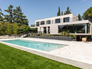 Chalet en Carretera del Plantío. Villa sostenible y de diseño de 6 dormitorios en venta en majada