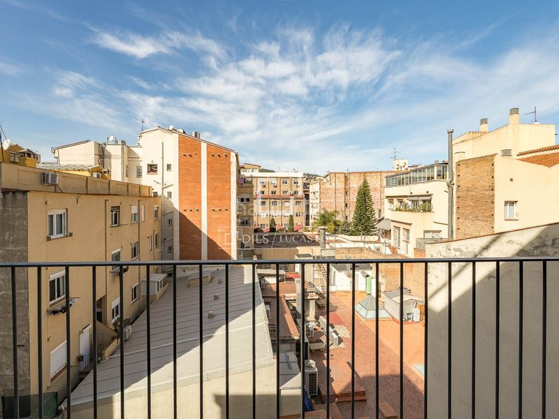 Foto d8d13ca4-e476-4539-9b87-93cb83796fe6. Àtic amb calefacció aparcament piscina a Putget - Farró Barcelona