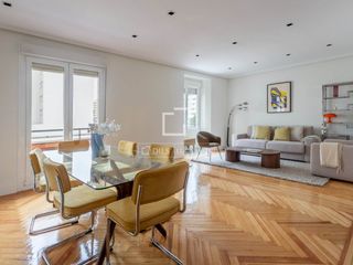 Rent Flat in Ríos Rosas-Nuevos Ministerios. Piso en excelentes condiciones de 3 dormitorios en alquiler en r