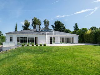 Chalet in Urbanización La Moraleja. Casa villa en excelentes condiciones de cinco dormitorios en ven