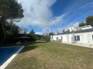 Xalet a Urbanización La Moraleja. Casa villa en excelentes condiciones de cinco dormitorios en ven