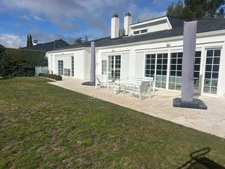 Chalet in Urbanización La Moraleja. Casa villa en excelentes condiciones de cinco dormitorios en ven