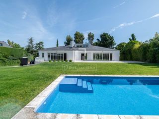 Chalet in Urbanización La Moraleja. Casa villa en excelentes condiciones de cinco dormitorios en ven