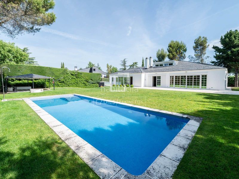 Foto ea5b59a9-a733-40c0-9b31-84b1dfbf8ac3. Xalet amb piscina a urbanización La Moraleja La Moraleja