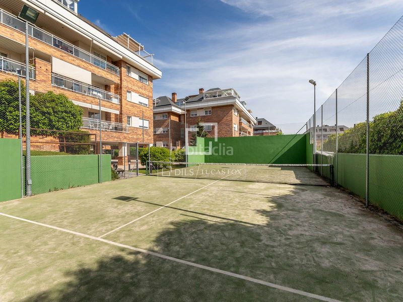 Foto bfcf3635-d672-4e72-8366-515c01e68a25. Àtic amb calefacció aparcament piscina a Monte el Pilar Majadahonda