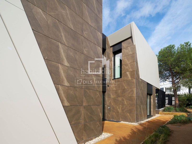 Foto 491fd4c5-5ad9-431e-a76c-51dd0e9d6c55. Chalet impresionante villa de obra nueva de 4 dormitorios con 297 m exteriores en venta en Torrelodones