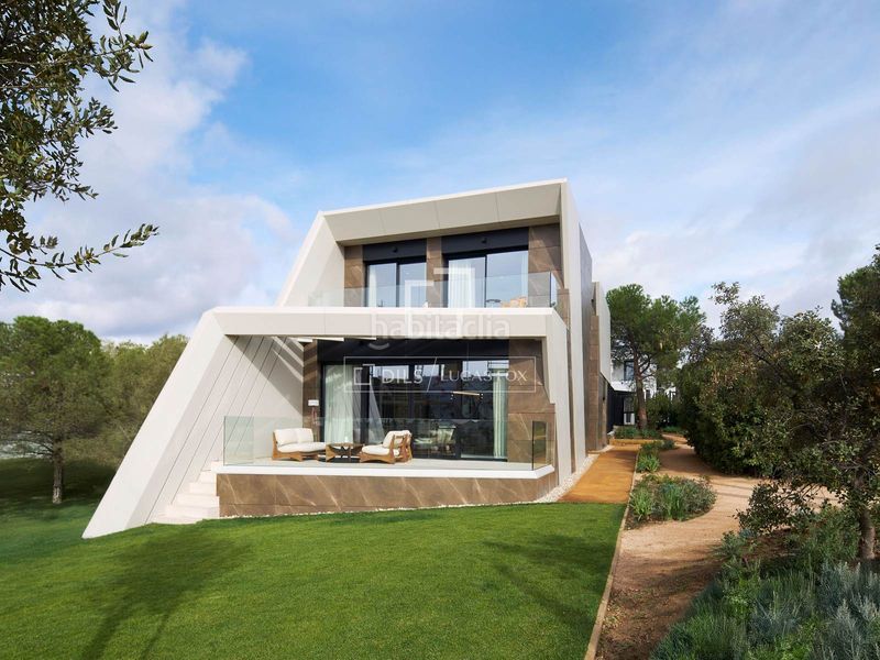 Foto b2f4c9e3-f2d2-4c1f-a81f-7c8648f3761e. Chalet impresionante villa de obra nueva de 4 dormitorios con 297 m exteriores en venta en Torrelodones