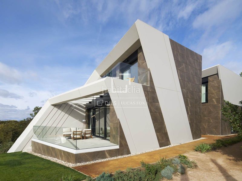 Foto d5a066b6-8d8a-43ca-80da-ff2f22bcda4b. Chalet impresionante villa de obra nueva de 4 dormitorios con 297 m exteriores en venta en Torrelodones