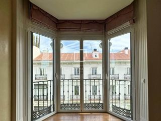 Piso en Recoletos. Piso impecable de cuatro dormitorios en una finca clásica en ven