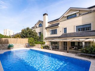 Chalet en Conde Orgaz - Piovera. Casa de 487 m, con 7 dormitorios, varias terrazas, piscina, jard