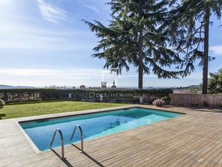 Miete Chalet in Sarrià. Casa de 6 dormitorios amueblada con piscina privada en alquiler