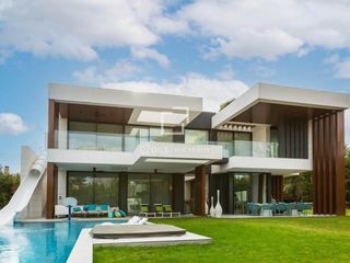Chalet en Conde Orgaz - Piovera. Lujosa casa independiente con tecnología avanzada en venta en co