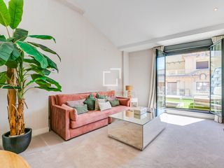 Ático en Cortes-Huertas. Amplio dúplex reformado en venta con cuatro dormitorios y cinco