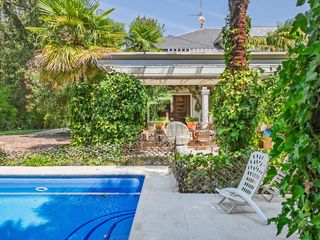 Chalet in Urbanización La Moraleja. Espectacular villa estilo inglés con diez dormitorios y amplio j