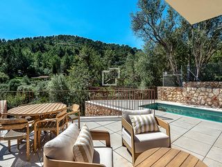 Xalet a Mancor de la Vall. Exclusiva villa de obra nueva con vistas panorámicas, piscina y