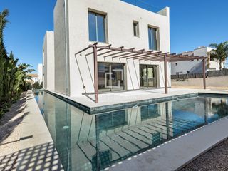 Chalet in Colònia de Sant Pere. Villa moderna con piscina, rooftop con vistas al mar y diseño pr