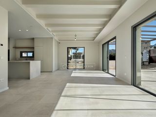 Chalet in Colònia de Sant Pere. Villa moderna con piscina, rooftop con vistas al mar y diseño pr