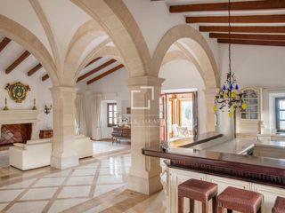 Xalet a Bacarés-Manresa-Bonaire. Villa en venta en primera línea de mar en alcúdia con acceso dir