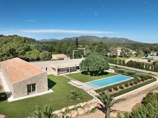 Country house in Canyamel. Finca de estilo minimalista con privacidad y preciosas vistas en
