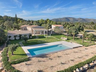 Country house in Canyamel. Finca con arquitectura minimalista y tradicional en venta junto