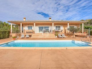 Xalet a Puntiró. Encantadora finca en puntiró con piscina, árboles y privacidad,