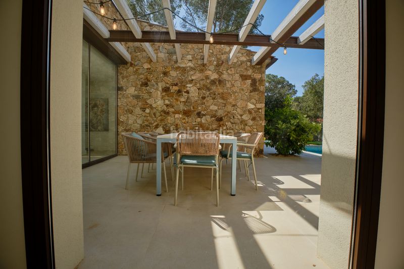 Foto f28d2180-1354-4787-b20f-a52e47b49bf2. Lloguer casa amb xemeneia calefacció aparcament piscina a Mont-ras