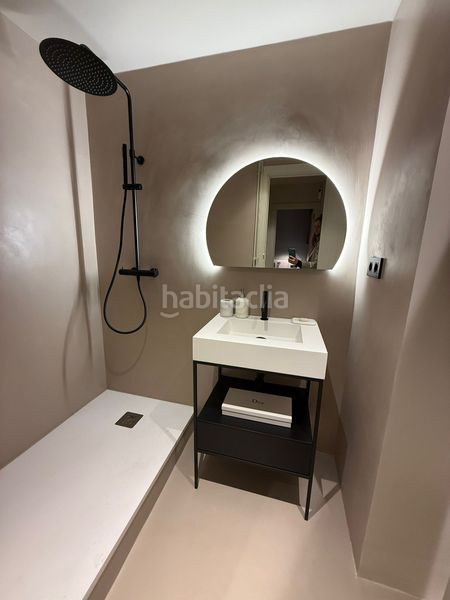 Foto bc2cad49-a802-494e-8069-c3a944687256. Piso  reformado de 3 habitaciones en venta en el barri Gòtic en Barcelona