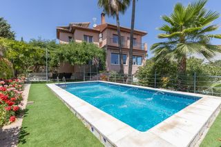 House  Avenida montevive 20. Espectacular casa con piscina en las gabias